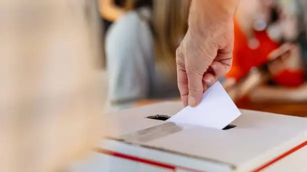 Persuasión Electoral de los Votantes Indecisos